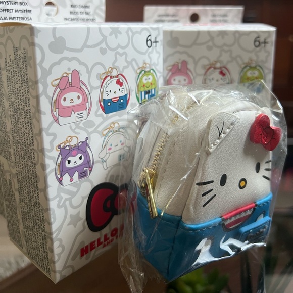 Hello Kitty and Friends Miniature Collectible Bag Charm / Keychain - Picture 3 of 4